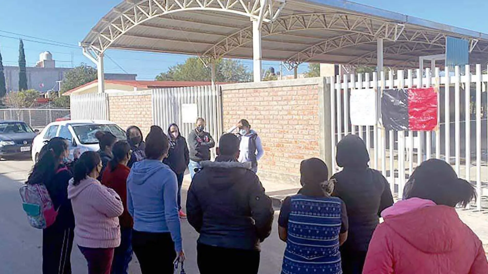 Padres de familia protestaron frente a la escuela primaria de Tacoaleche